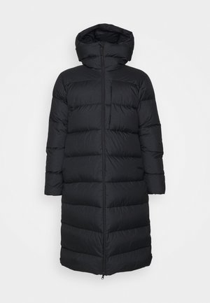 Černá péřová bunda s kapucí, s rovný střih, horizontálně prošívaným vzorem a předním zipem. Hladká, lehká látka.