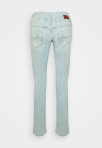 Jeans de mezclilla azul claro con corte recto, que cuentan con dos bolsillos traseros y un ligero efecto de desgaste. La cinturilla tiene una etiqueta de cuero marrón.