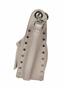 Sac à main en cuir beige avec surface texturée, clous argentés sur un côté, et une poignée circulaire en haut.