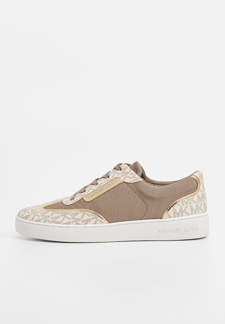 Baskets en toile marron avec des accents beiges à motifs, des détails en métal doré et des semelles en caoutchouc blanches. Présente une plaque de logo sur le côté.