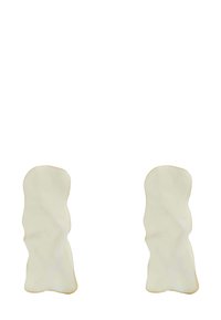 Baltas keramikas auskari ar organisku, viļņveidīgu formu un zeltainiem akcentiem gar malām, ar gludu un spīdīgu tekstūru.