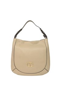 Borsa a mano in pelle beige con una texture morbida, forma arrotondata, tracolla intrecciata e un logo dorato in evidenza sul fronte, contornato da cuciture nere.