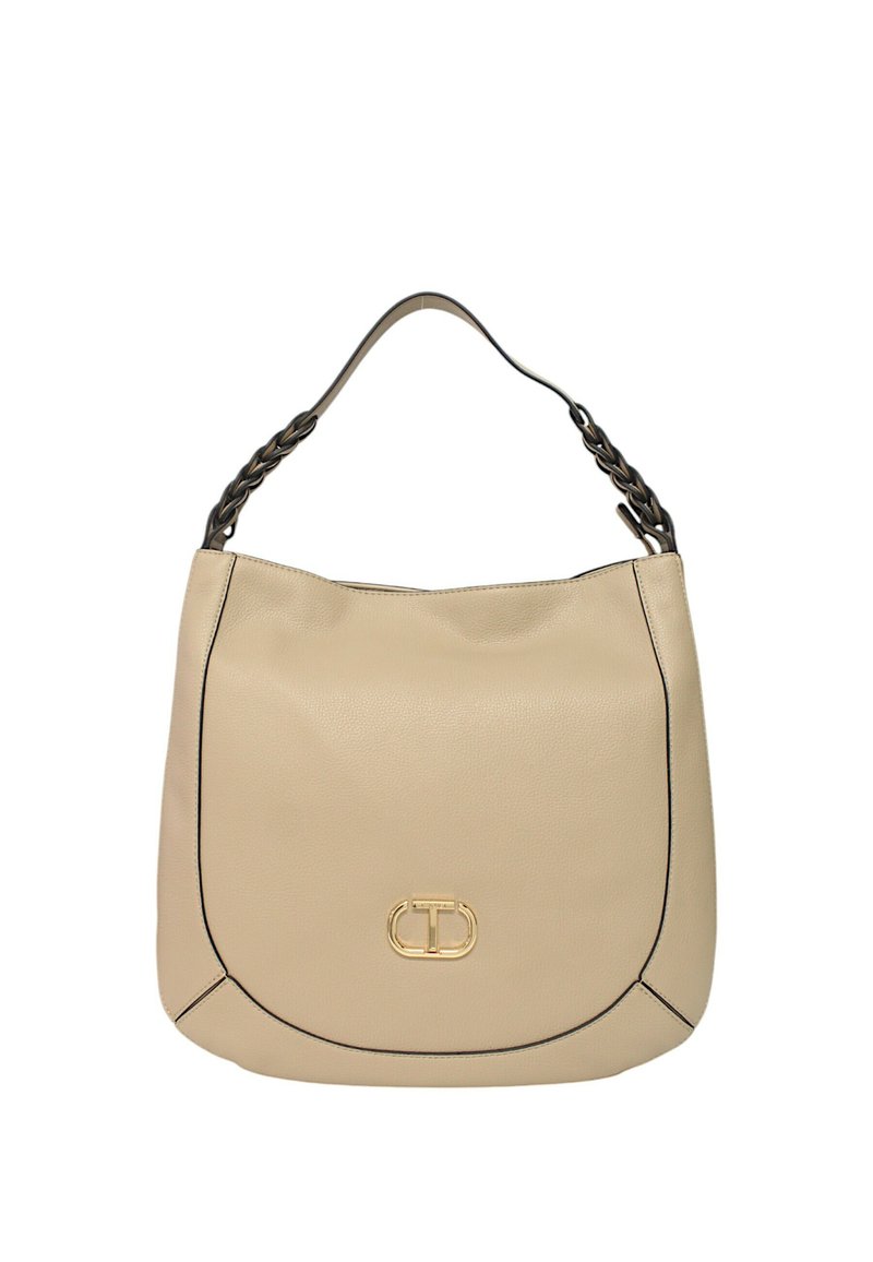 Borsa a mano in pelle beige con una texture morbida, forma arrotondata, tracolla intrecciata e un logo dorato in evidenza sul fronte, contornato da cuciture nere.