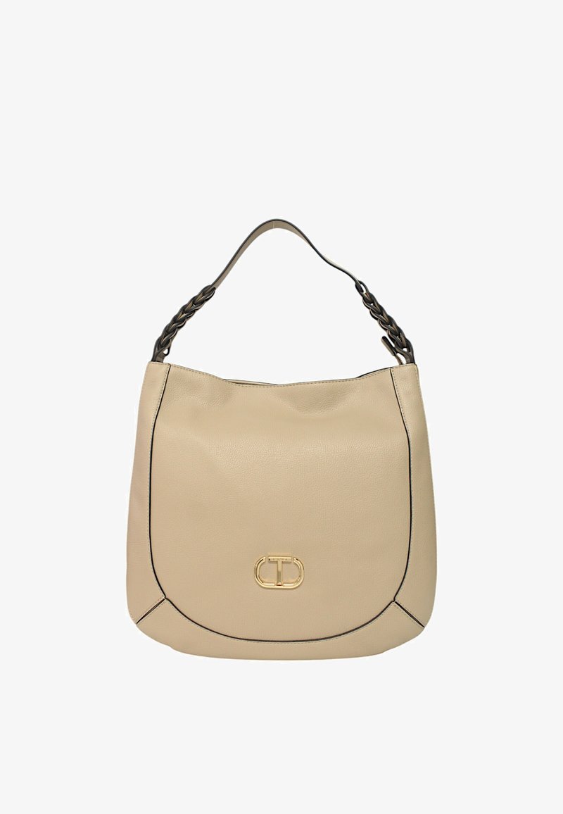 Borsa a mano in pelle beige con una texture morbida, forma arrotondata, tracolla intrecciata e un logo dorato in evidenza sul fronte, contornato da cuciture nere.