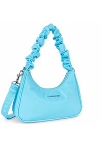 Sac à main en synthétique bleu avec une forme incurvée, une sangle froncée et une fermeture éclair. Détails en logo argenté à l'avant. Texture lisse.