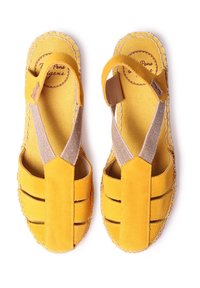 Sandales en suède jaune avec des sangles en tissu beige, design open-toe et détails cousus, dotées d'une semelle intérieure rembourrée pour le confort.