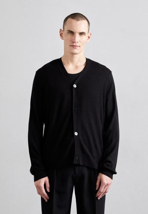 Cardigan negru dintr-un material moale, cu decolteu în V și șase nasturi, mâneci lungi și o croială relaxată, cu tiv elastic la manșete și la margine.
