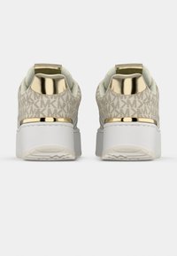 Ženska superga z zgornjim delom iz bež tekstila s potiskom, z zlatim poudarkom na peti in belo gumijasto podplatom. Okrogla oblika z oblazinjeno ovratnico.