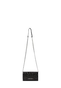 Borsa a tracolla in pelle nera con design del logo inciso, catena argentata e forma rettangolare con texture liscia.