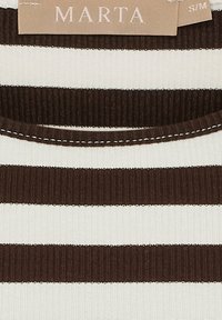 Brun og creme-stribet ribbet top med rund halsudskæring og syet detaljer. Etiketten siger "MARTA," størrelse S/M.