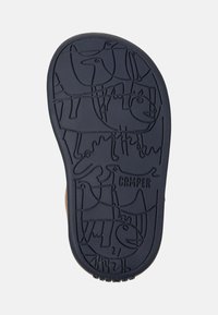 Gummisula med präglade djurmotiv i mörkblått, med texten 'CAMPER' och ett texturerat greppmönster för att ge bra fäste.