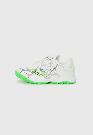 Zapatilla deportiva blanca con acentos verdes, que presenta un diseño elegante, suela texturizada y patrones abstractos en gris. Cierre de cordones en la parte frontal.