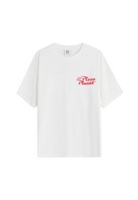 Hvid bomulds T-shirt med et rødt "Pizza Planet" logo på venstre bryst, med korte ærmer og en afslappet pasform.