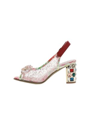 Escarpin slingback transparent pailleté rose avec sangle rouge, bout ouvert, groupe décoratif de perles sur le devant, et talon bloc orné de pierres précieuses colorées.