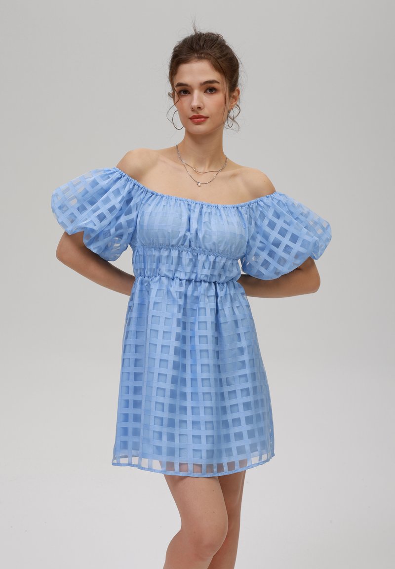 Blårutigt off-shoulder klänning med puffärmar, insvängd midja och en flödande siluett. Lättviktig, genomskinlig tyg med rutmönster.