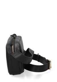 Borsa a tracolla in pelle nera con forma rettangolare, zip dorata e tracolla regolabile. Texture liscia e design dettagliato minimale.