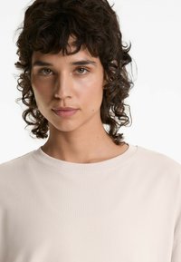 OYSHO SHORT SLEEVE - T-shirts basic - taupe