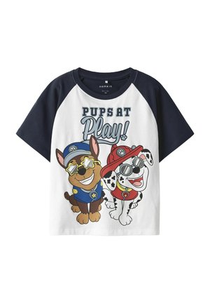 T-shirt met korte mouwen in wit en marineblauw, met speelse cartoonhonden die zonnebrillen dragen en de tekst "PUPS AT PLAY!" in vet gedrukt.