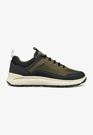 Sneaker da uomo in verde oliva e nero, con tomaia in tessuto testurizzato, chiusura con lacci, suola in gomma con motivo a onde e linguetta per il fissaggio.