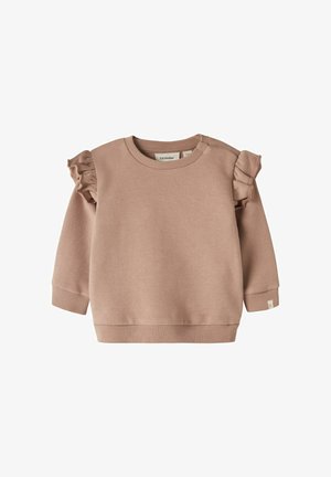 Jasnoróżowy sweter z falbanami na rękawach, prążkowanym dekoltem i mankietami. Miękka faktura, casualowy krój i widoczna metka marki wewnątrz.