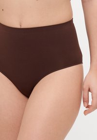 Culotte marron taille haute avec une texture lisse et une ceinture élastique, présentant une forme de slip classique et un design minimaliste.