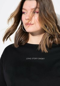 Studio Untold LONG STORY SHORT EMBROIDERED SHORT SLEEVE - Triko s potiskem - black