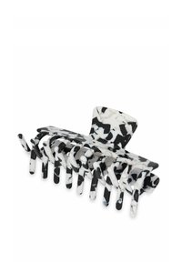 Zwart-witte gemarmerde plastic haarklem met een brede basis, verlengde tanden en een gladde afwerking, geschikt voor het vastzetten van haar in verschillende stijlen.