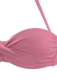 Rožinė bikini viršutinė dalis su lygiu paviršiumi, turinti sukimo dizaino akcentus ir plonas reguliuojamas petnešas. Puodeliai yra švelniai paminkštinti paramai.