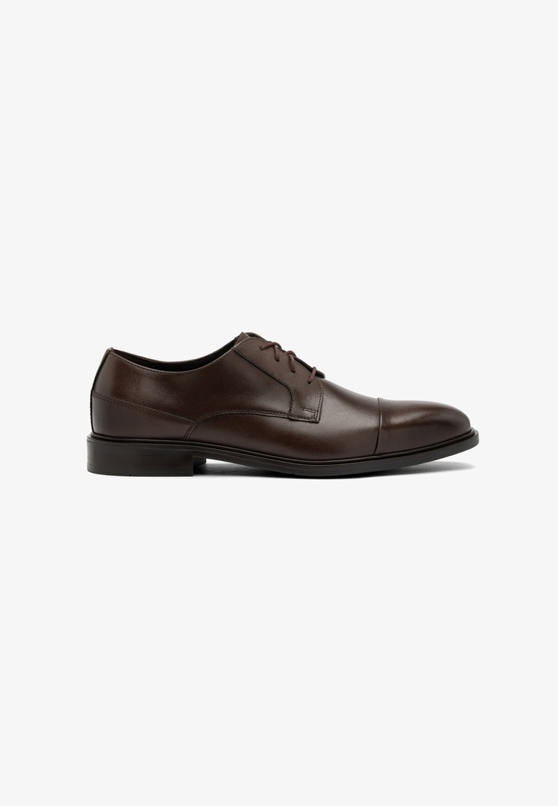 Scarpa da uomo in pelle marrone scuro, con punta rotonda, laccatura chiusa e finitura liscia. Presenta un tacco leggero e un design pulito e minimal.