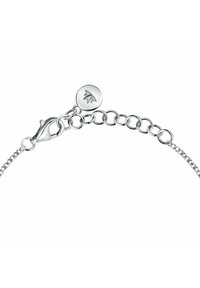 Bracciale in argento con chiusura a moschettone, caratterizzato da anelli circolari e un ciondolo rotondo con incisione a foglia sulla chiusura.