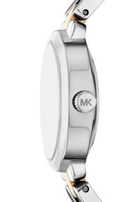 Boîtier de montre en acier inoxydable argenté avec une forme ronde et lisse. Comprend une couronne proéminente avec le logo 'MK' et des accents dorés sur le bracelet.