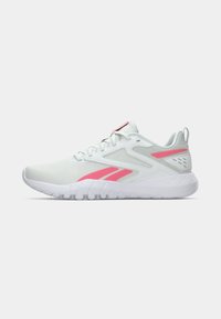 Pantofii sport albi cu accente roz, superior din plasă pentru respirabilitate, talpă texturată pentru aderență, călcâi căptușit și șireturi plate.