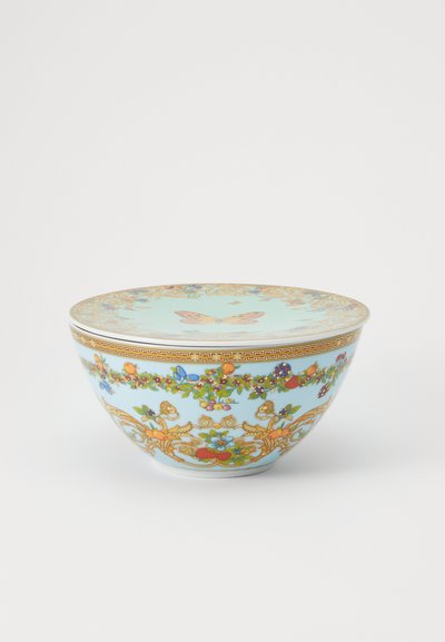 Porcelánová miska s svetlomodrou glazúrou, zdobená farebnými kvetinovými a motýľovými vzormi a zlatým okrajom. Guľatý tvar.