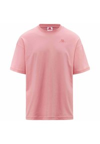 Camiseta de algodón rosa con cuello redondo, mangas cortas y un pequeño logo en relieve en el pecho. Textura suave, diseño casual.