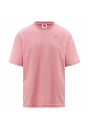 Camiseta de algodón rosa con cuello redondo, mangas cortas y un pequeño logo en relieve en el pecho. Textura suave, diseño casual.