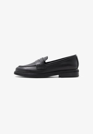 Mocassino in pelle nera con finitura liscia, punta rotonda, cuciture decorative e tacco basso impilato per comfort e stile.