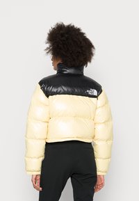 The North Face NUPTSE SHORT JACKET - Casaco de penas - pale banana