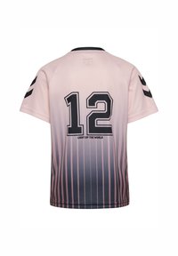 Ryggen af en sportsdragt med pink og sort gradient, nummer 12 og teksten "LIGHT UP THE WORLD", sorte chevronstriber på ærmerne.