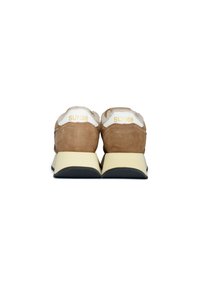 Sneaker in suede marrone con colletto imbottito bianco, logo giallo sul tallone e suola intermedia color crema. Suola nera con scanalature definite.