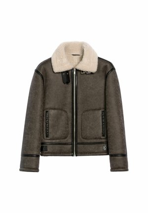 Brązowa kurtka z faux skóry z białym kołnierzem z owczej wełny, zapinana na zamek, z dwiema przednimi kieszeniami. Posiada czarne akcenty na ramionach i u dołu.