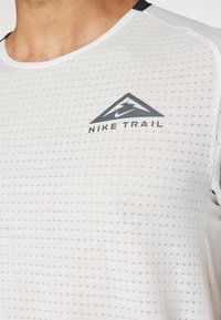 Nike Performance SOLAR CHASE - Športne majice - summit white/black