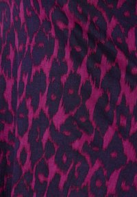 Leopardmönstrad tyg med en djärv färgskala av magenta och mörklila, med en ribbad textur och varierande former i mönstret.