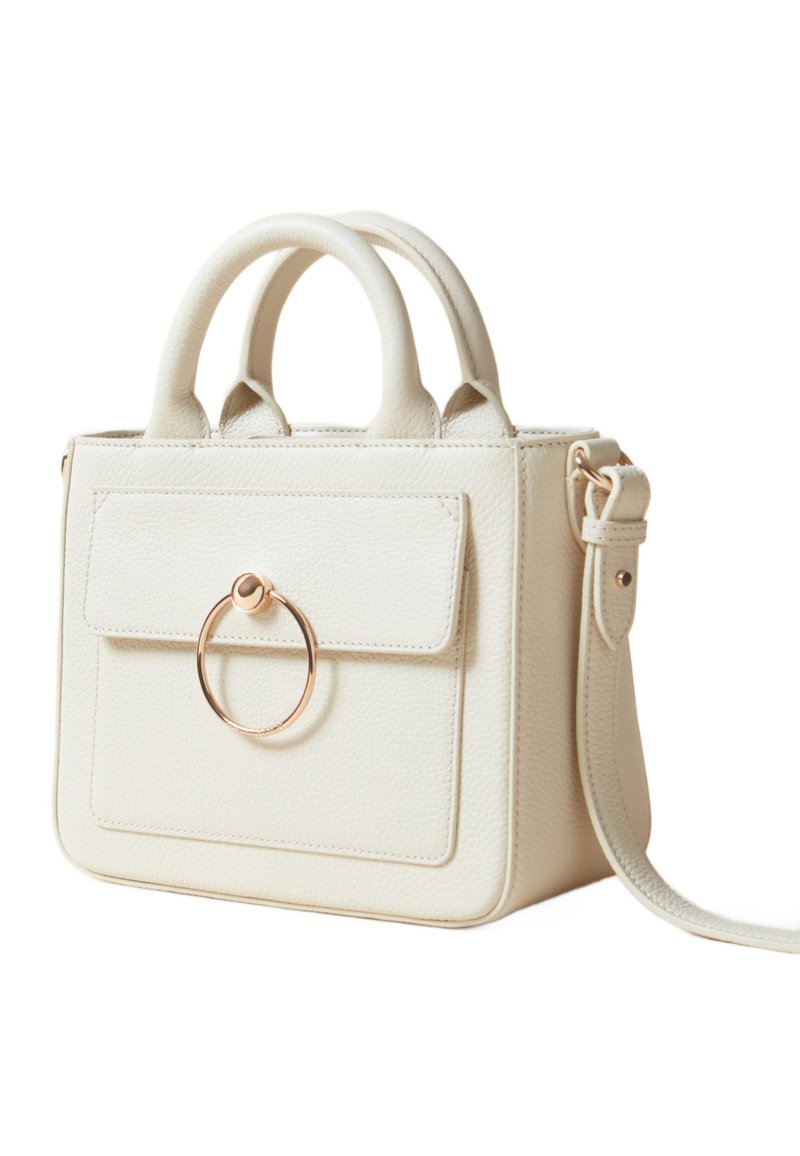 Sac à main en cuir blanc avec une forme structurée, deux poignées, une bandoulière amovible, une poche avant et un accent de quincaillerie en or.