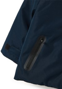 Dunkelblaue, isolierte Jacke aus glattem Material mit einer schwarzen Reißverschlusstasche und einem Klettverschluss am Ärmel.
