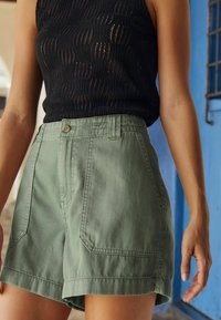 Next UTILITY PETITE - Farkkushortsit - khaki green