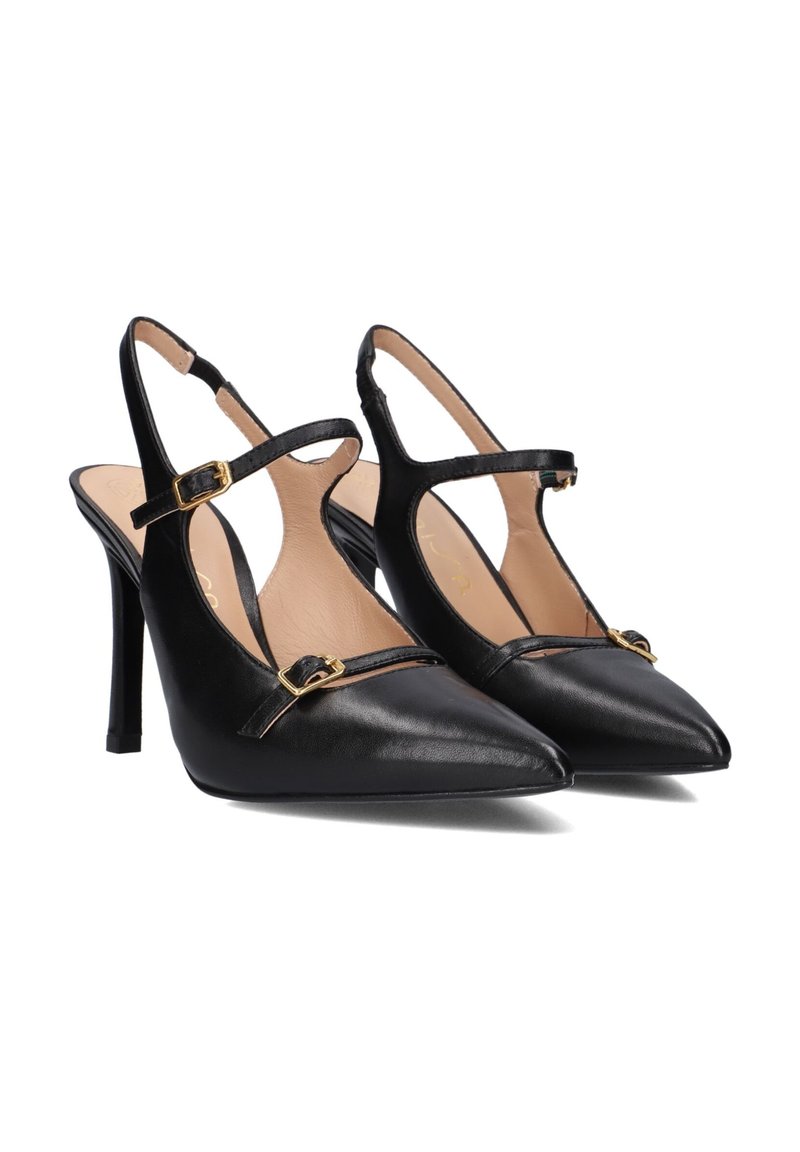 Decolletè slingback in pelle nera con punta affusolata, cinturini regolabili con dettagli dorati e tacchi alti e sottili. Texture liscia in tutta la scarpa.
