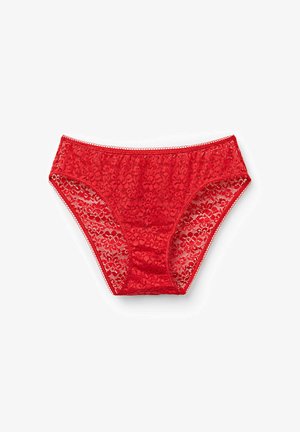 Culotte en dentelle rouge avec des motifs floraux, des bords festonnés et une texture douce. Conçue avec une taille haute et une couverture complète à l'arrière.