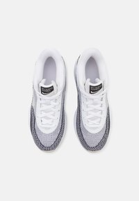 Hvide sneakers med et strikket overmateriale og grå detaljer, runde snørebånd, polstrede kraver og en struktureret ydersål. Mærket etiket på tungen.