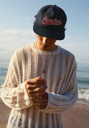 Bershka, FLAT PEAK WITH EMBROIDERY - CAP - Pet - dark blue