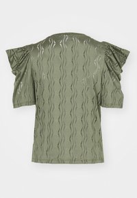 Top verde oliva de manga corta con un patrón de olas texturizado y mangas abullonadas, con un cuello redondo y un dobladillo recto.